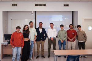FlyBound con estudiantes en una jornada de formación de pilotos en la Universidad de Cádiz
